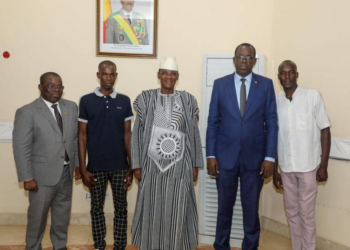 Issa Sangaré, le taximan qui a remis les passeports des joueurs du Malawi, reçu par le premier ministre