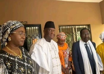 La Commission de rédaction de l&rsquo;avant projet de la charte chez Dioucounda Traoré