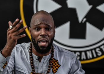 Kémi Séba, le militant panafricaniste, relâché sans poursuites après des soupçons d’ingérence étrangère.