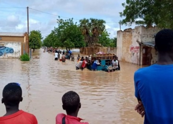 Crue historique des eaux au Mali : Les autorités appellent les populations à éviter de stationner sur les ponts.