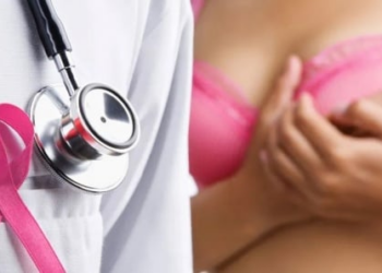 Se faire sucer le sein pour prévenir le cancer : Un médecin démêle le vrai du faux