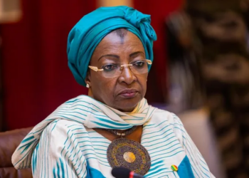 La ministre Bintou Camara laisserait une ardoise de 700 millions en lampadaires