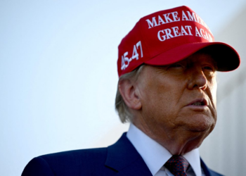 « Vous êtes virés ! » : Donald Trump limoge quatre hauts responsables de l’administration nommés par Biden