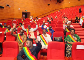 Mali – Le CNT adopte le projet de loi abrogeant la charte des partis politiques : inquiétudes et clarifications