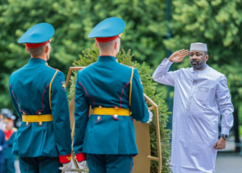 Le Président Assimi GOÏTA rend hommage au Soldat inconnu à Moscou